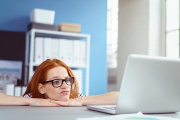 Femme agacée d'attendre après son ordinateur...